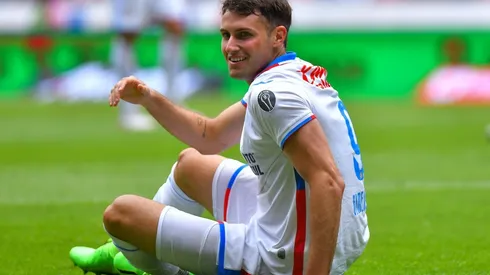 Santiago Giménez tiene contrato con Cruz Azul.