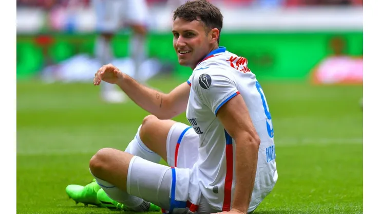 Santiago Giménez tiene contrato con Cruz Azul.