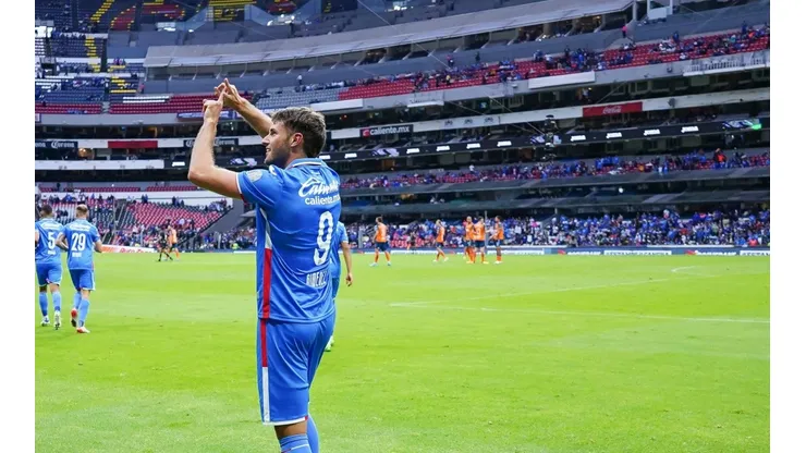 El Bebote celebrando el doblete en el Azteca.