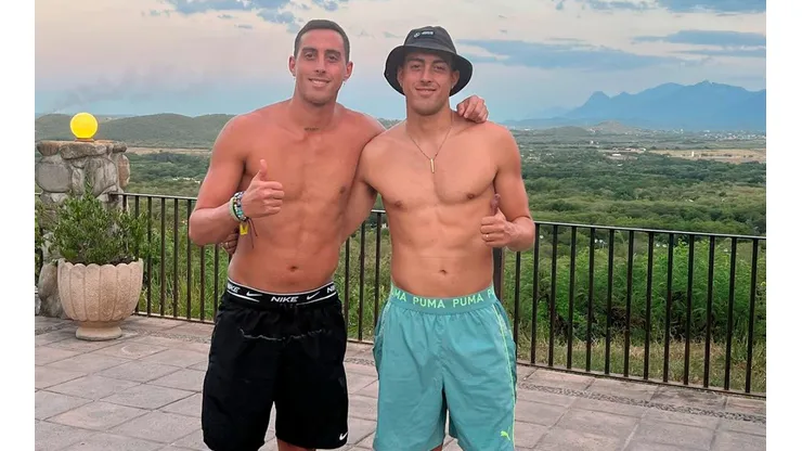 Ramiro Funes Mori al lado de su mellizo Rogelio, en Monterrey.