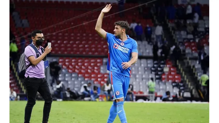 Santiago Giménez en un partido con Cruz Azul