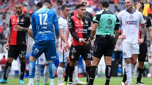 El juez central decidió expulsar a Rotondi por una jugada "futbolera"