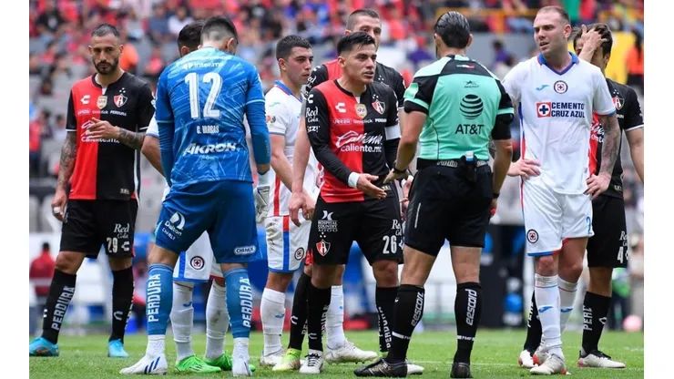 El juez central decidió expulsar a Rotondi por una jugada "futbolera"