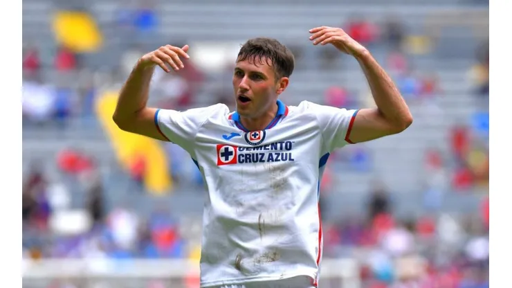 Santiago Giménez anotó su tercer tanto del campeonato