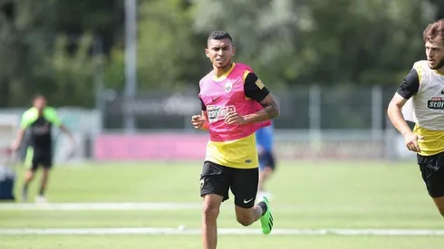 Orbelín en acción con el equipo griego.