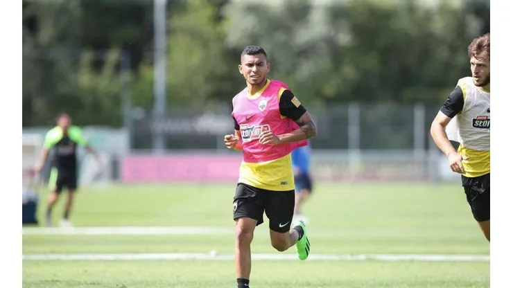 Orbelín en acción con el equipo griego.
