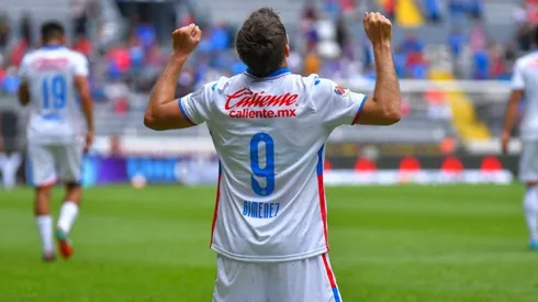 Santiago Giménez en un partido con Cruz Azul