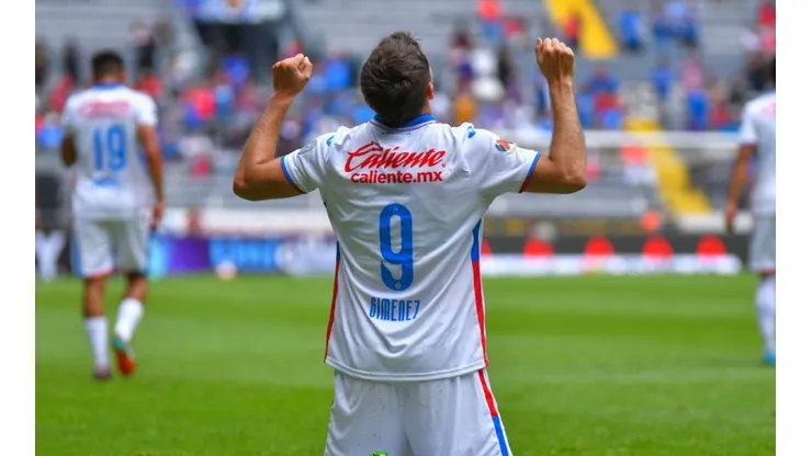 Santiago Giménez en un partido con Cruz Azul