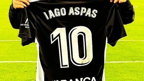El aficionado de Cruz Azul presumió el jersey de Iago Aspas en la cancha de Pumas.