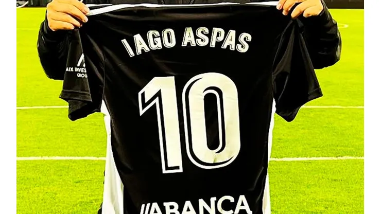 El aficionado de Cruz Azul presumió el jersey de Iago Aspas en la cancha de Pumas.