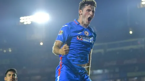 Santiago Giménez en un partido con Cruz Azul