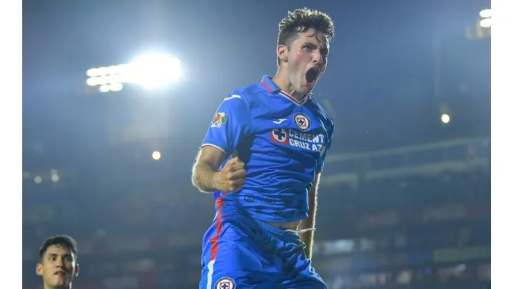 Santiago Giménez en un partido con Cruz Azul