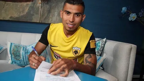 Orbelín firmando el contrato con el equipo griego.