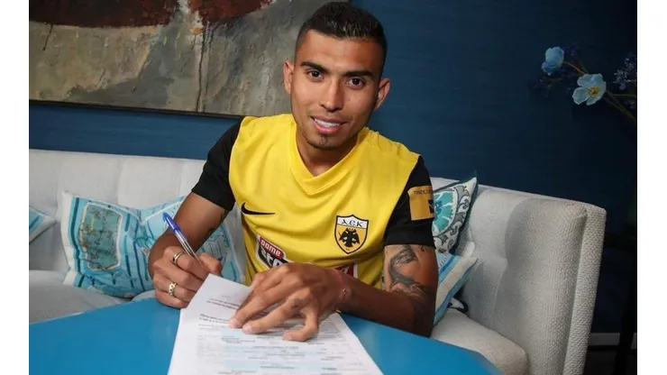 Orbelín firmando el contrato con el equipo griego.