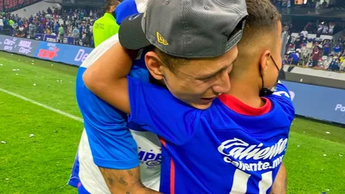 El Cata Domínguez festejó con su hijo la novena de Cruz Azul.