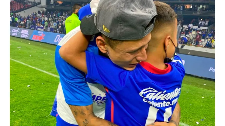 El Cata Domínguez festejó con su hijo la novena de Cruz Azul.
