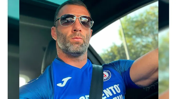 Emanuel Villa fue goleador de Cruz Azul y sigue como aficionado celeste.