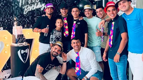 Juan Escobar y algunos de sus invitados de Cruz Azul.