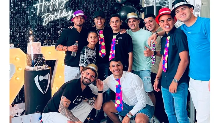 Juan Escobar y algunos de sus invitados de Cruz Azul.