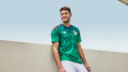 Santi Giménez luciendo el nuevo jersey Tricolor.