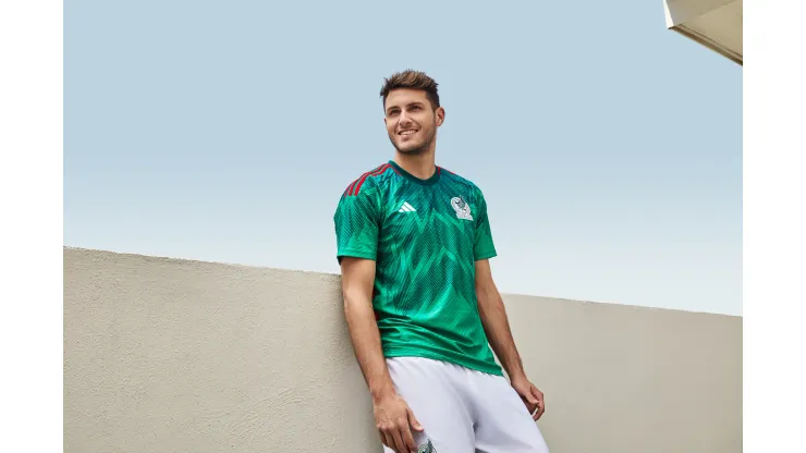 Santi Giménez luciendo el nuevo jersey Tricolor.