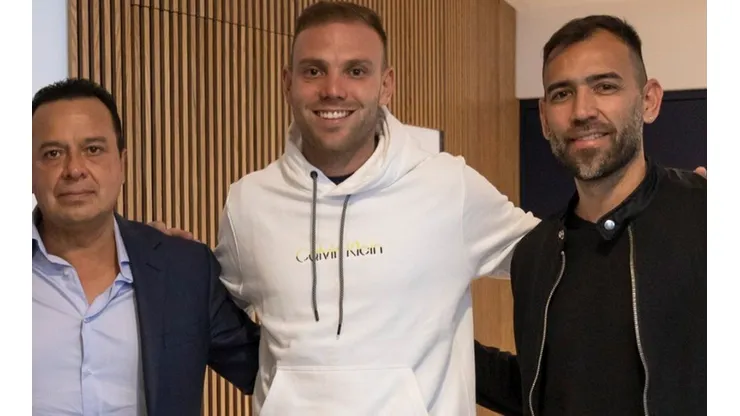 Víctor Velázquez, Carlos Rotondi y Chelito Delgado en la presentación con Cruz Azul.