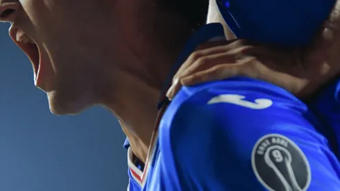 Los cementeros presentaron un parche que sorprendió en el uniforme