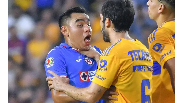 Charly Rodríguez fue agredido por Juan Pabló Vigón en el duelo de Cruz Azul ante Tigres.