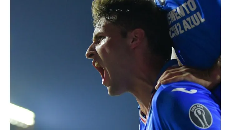 Santiago Giménez anotó el tercer tanto de los cementeros
