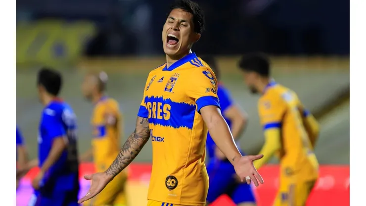 Carlos Salcedo con Tigres en duelo ante Cruz Azul.