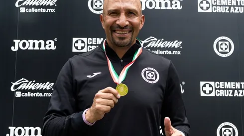 Oscar Pérez posando con su medalla.