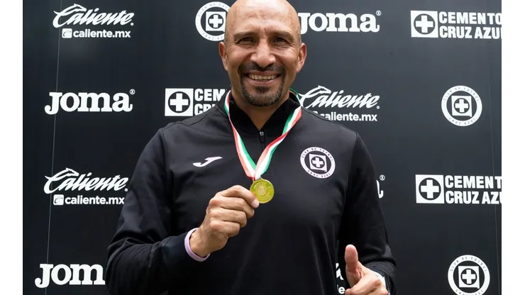 Oscar Pérez posando con su medalla.