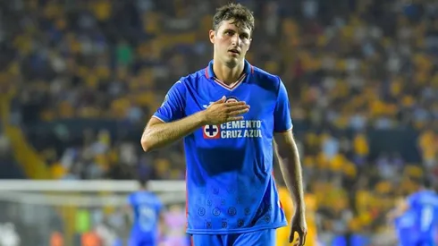 Santiago Giménez en un partido contra Tigres UANL