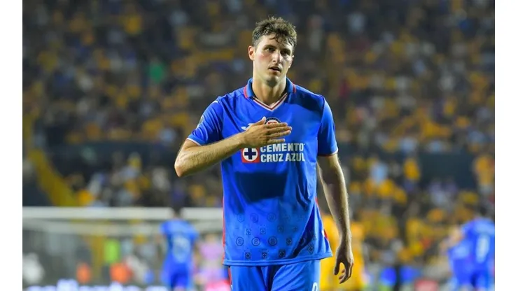 Santiago Giménez en un partido contra Tigres UANL
