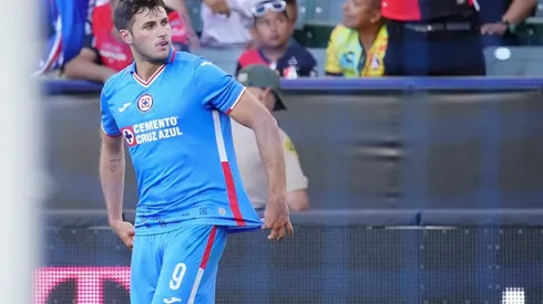 Santi agitando su jersey.