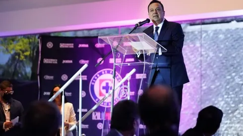 Víctor Velázquez se dio cita en la presentación del uniforme