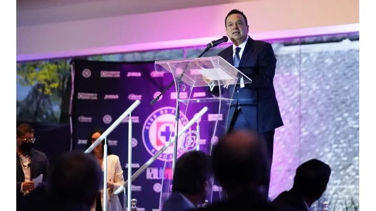 Víctor Velázquez se dio cita en la presentación del uniforme
