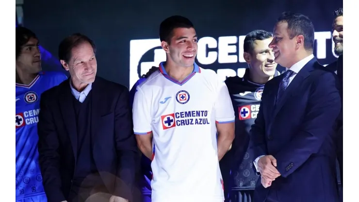 Velázquez en la presentación de los nuevos uniformes