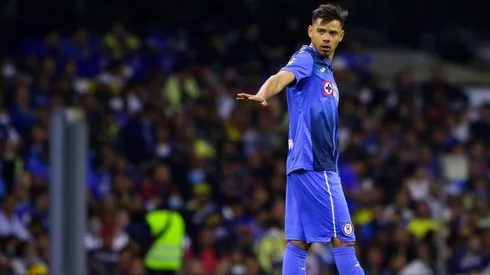 Ángel Romero en un partido con Cruz Azul