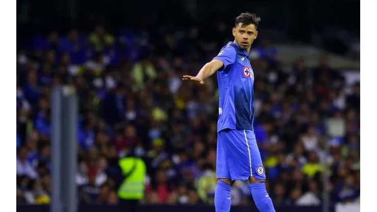 Ángel Romero en un partido con Cruz Azul