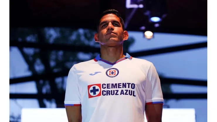 Luis Abram en la presentación del uniforme