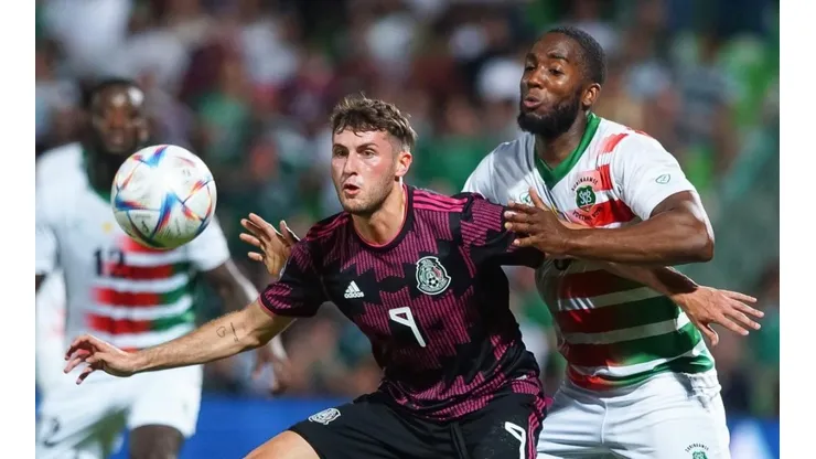 El delantero mexicano en el duelo ante Surinam
