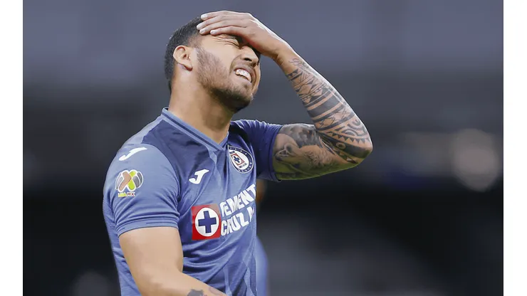 Juan Escobar salió de cambio del partido amistoso de Cruz Azul ante Venados.