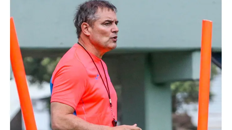 Diego Aguirre ya dirige la pretemporada de Cruz Azul en Cancún.