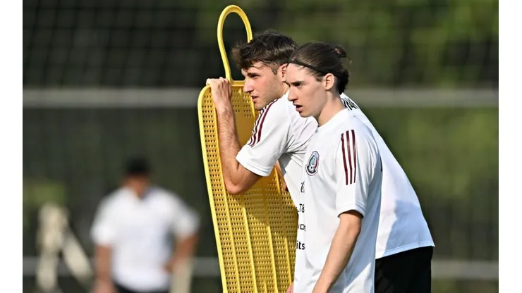 Santiago Giménez y Marcelo Flores