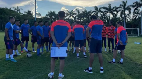 Diego Aguirre dirige la pretemporada de Cruz Azul en Cancún.