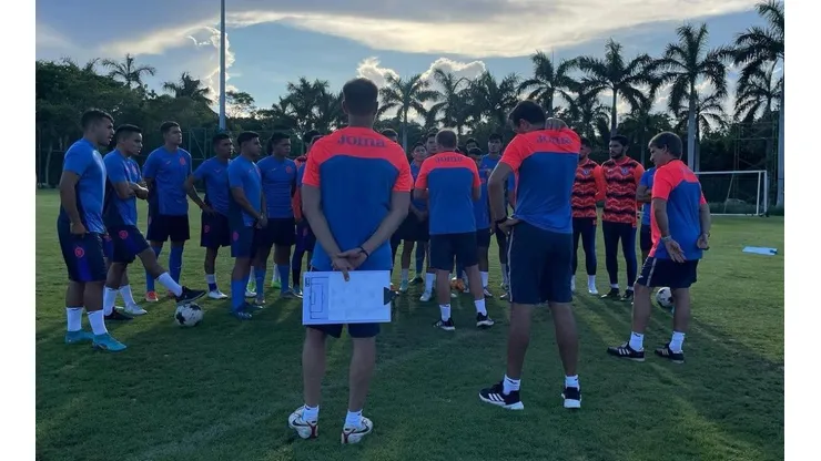 Diego Aguirre dirige la pretemporada de Cruz Azul en Cancún.