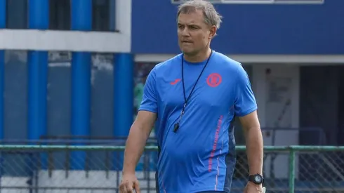 El entrenador uruguayo tendría cuatro elementos al límite