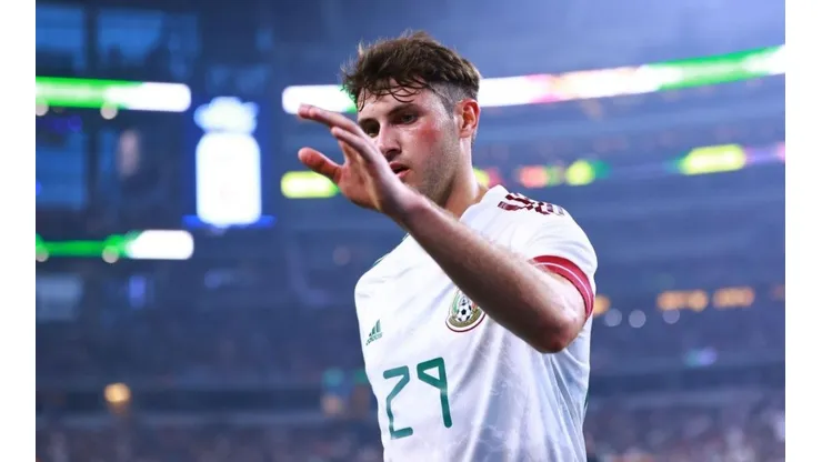 Santiago Giménez con la selección