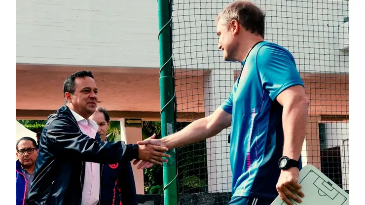 Víctor Manuel Velázquez le dio la bienvenida a Diego Aguirre como DT de Cruz Azul.